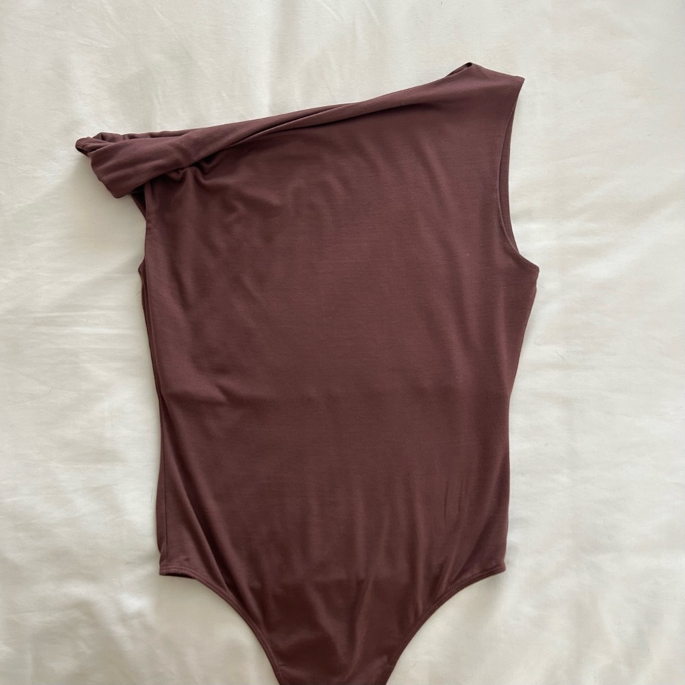 The Group Babaton Off-Shoulder Bodysuit